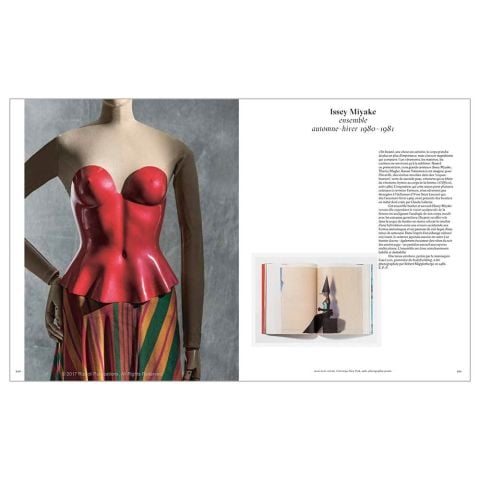 FASHION FORWARD 300 YEARS OF FASHION