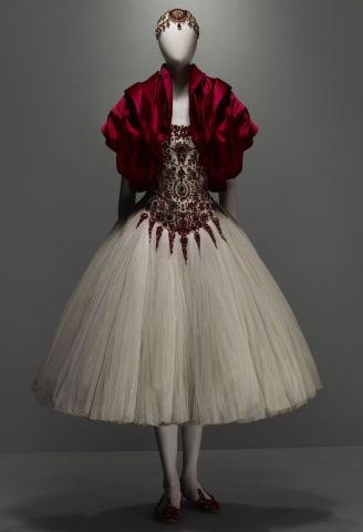 ALEXANDER MCQUEEN: SAVAGE BEAUTY